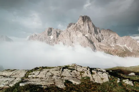Above the Clouds 4K Wallpaper · mountains · 3840×2560