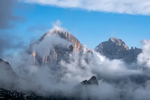 Above the Clouds 4K Wallpaper · mountains · 3840×2560