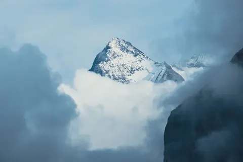 Above the Clouds 4K Wallpaper · mountains · 3840×2560
