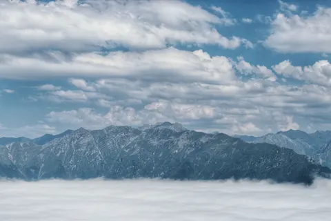 Above the Clouds 4K Wallpaper · mountains · 3840×2560