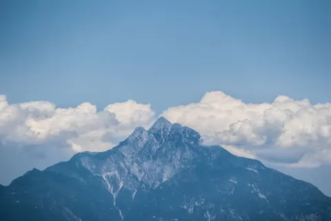 Above the Clouds 4K Wallpaper · mountains · 3840×2560