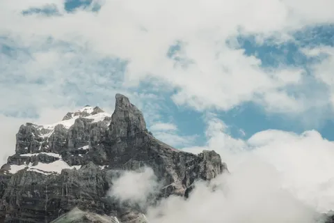 Above the Clouds 4K Wallpaper · mountains · 3840×2560
