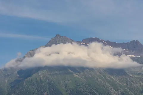 Above the Clouds 4K Wallpaper · mountains · 3840×2560
