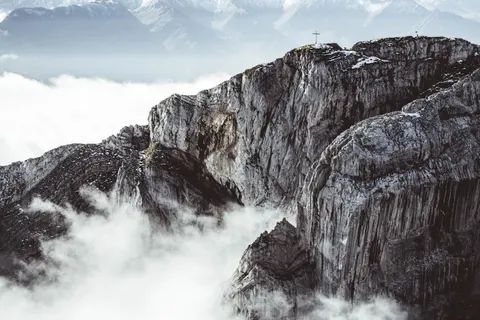 Above the Clouds 4K Wallpaper · mountains · 3840×2560