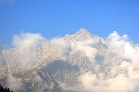 Above the Clouds 4K Wallpaper · mountains · 3840×2560