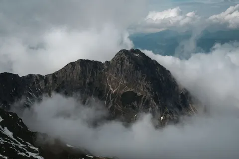 Above the Clouds 4K Wallpaper · mountains · 3840×2560