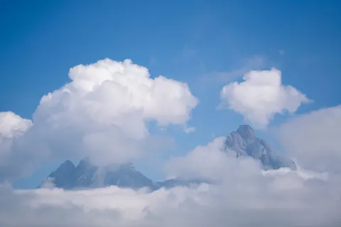 Above the Clouds 4K Wallpaper · mountains · 3840×2561