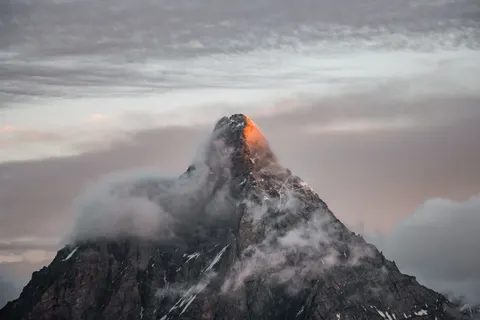 Above the Clouds 4K Wallpaper · mountains · 3840×2560