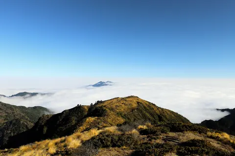 Above the Clouds 4K Wallpaper · mountains · 3840×2560
