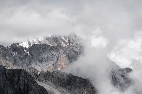 Above the Clouds 4K Wallpaper · mountains · 3840×2560