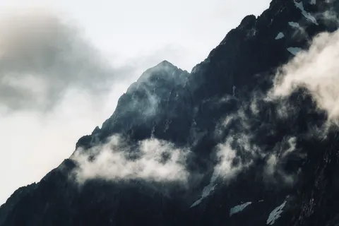 Above the Clouds 4K Wallpaper · mountains · 3840×2560