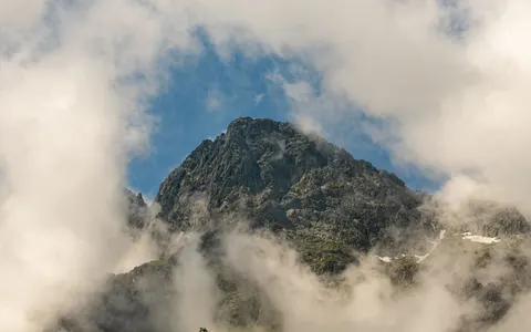 Above the Clouds 4K Wallpaper · mountains · 3840×2400