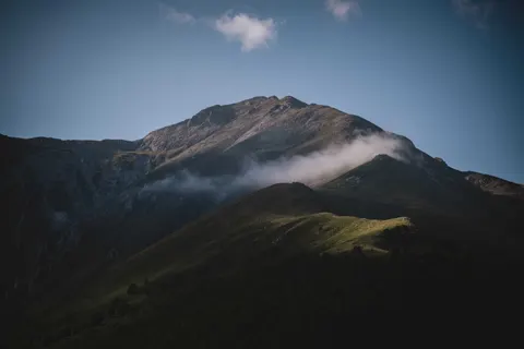 Fond d'écran Au-Dessus des Nuages 4K · mountains · 3840×2560