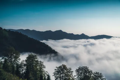 Above the Clouds 4K Wallpaper · mountains · 3840×2560