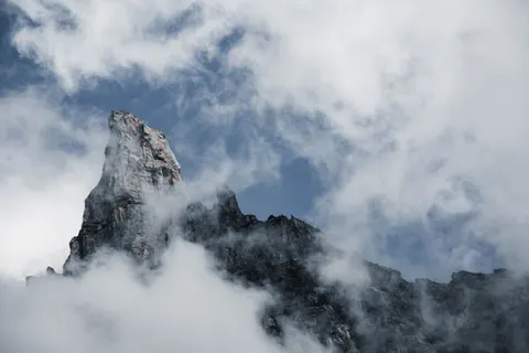 Above the Clouds 4K Wallpaper · mountains · 3840×2560
