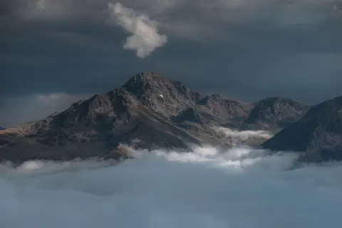 Above the Clouds 4K Wallpaper · mountains · 3840×2563