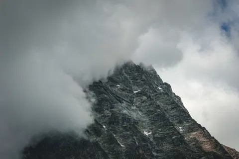 Above the Clouds 4K Wallpaper · mountains · 3840×2560