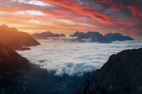 Above the Clouds 4K Wallpaper · mountains · 3840×2560