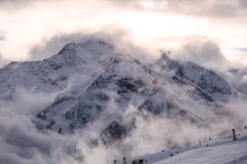 Above the Clouds 4K Wallpaper · mountains · 3840×2560