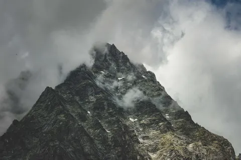 Above the Clouds 4K Wallpaper · mountains · 3840×2560