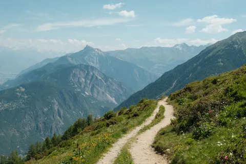 Fondo de pantalla Sendero de Montaña 4K · mountains · 3840×2560