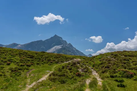 Mountain Trail 4K Wallpaper · mountains · 3840×2562