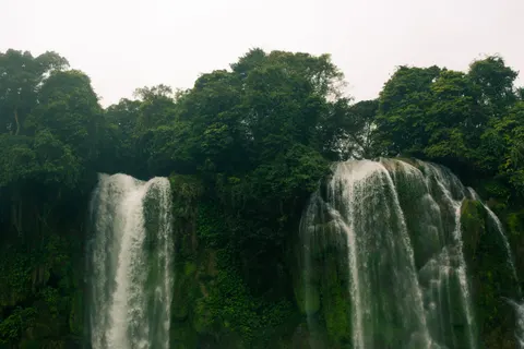 वर्षावन का झरना 4K वॉलपेपर · nature · 3840×2560
