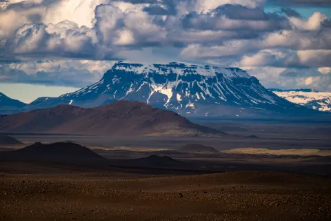 Sfondo Vetta Vulcanica 4K · mountains · 3840×2560