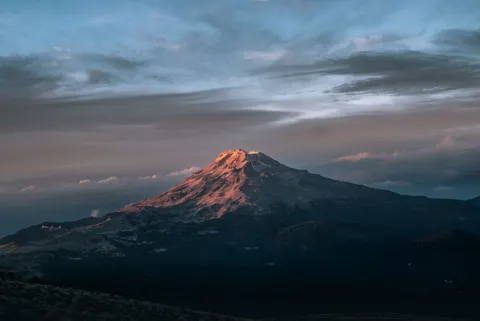 Wallpaper Puncak Vulkanik 4K · mountains · 3840×2571