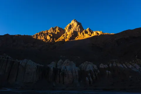 Golden Peak 4K Wallpaper · mountains · 3840×2560