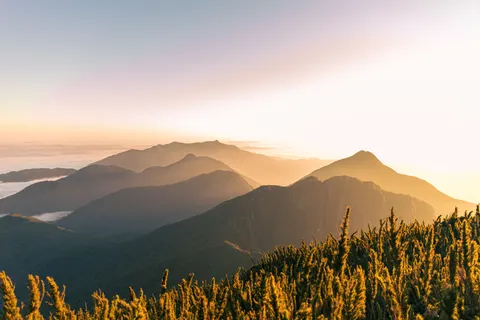 Golden Peak 4K Wallpaper · mountains · 3840×2560