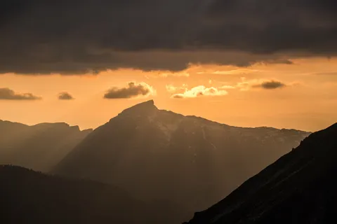 Golden Peak 4K Wallpaper · mountains · 3840×2560