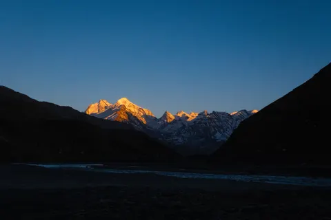 Golden Peak 4K Wallpaper · mountains · 3840×2560