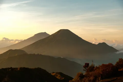 Golden Peak 4K Wallpaper · mountains · 3840×2560