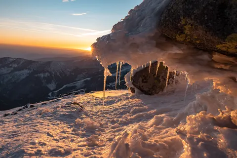 Golden Peak 4K Wallpaper · mountains · 3840×2560