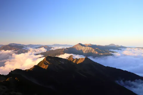 Golden Peak 4K Wallpaper · mountains · 3840×2560