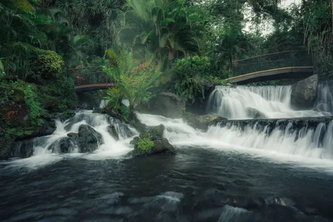 वर्षावन का झरना 4K वॉलपेपर · nature · 3840×2560