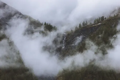Foggy Valley 4K Wallpaper · mountains · 3840×2560