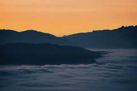 Fond d'écran Vallée Brumeuse 4K · mountains · 3840×2561