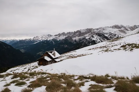 Mountain Cabin 4K Wallpaper · mountains · 3840×2560