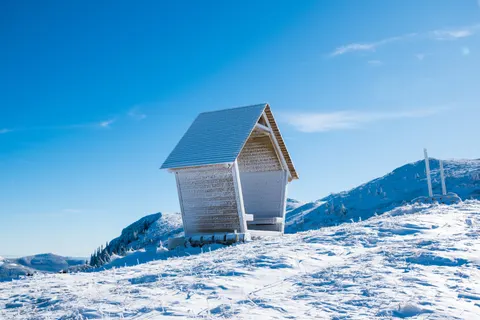 Mountain Cabin 4K Wallpaper · mountains · 3840×2560