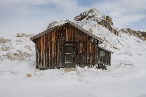 Mountain Cabin 4K Wallpaper · mountains · 3840×2560