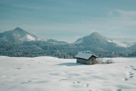 Mountain Cabin 4K Wallpaper · mountains · 3840×2560