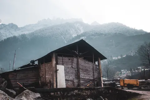 Mountain Cabin 4K Wallpaper · mountains · 3840×2560