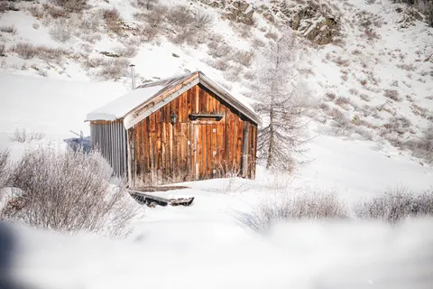 Mountain Cabin 4K Wallpaper · mountains · 3840×2563