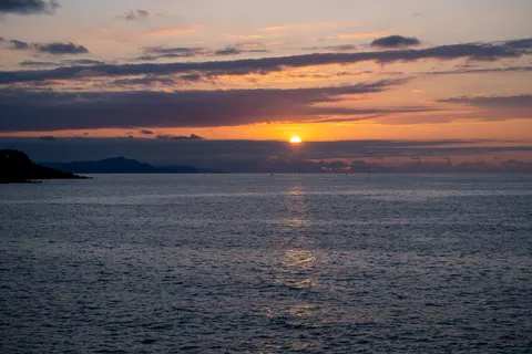 Wallpaper Matahari Terbenam di Laut 4K · ocean · 3840×2560