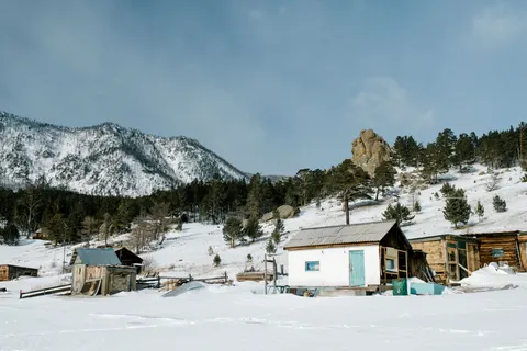 Mountain Cabin 4K Wallpaper · mountains · 3840×2560