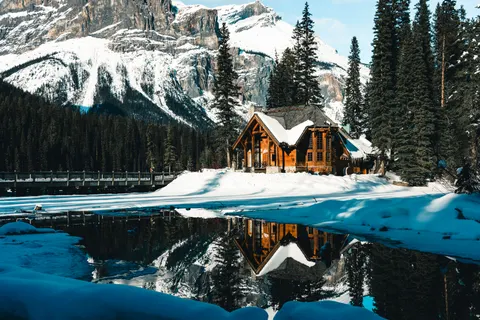 Mountain Cabin 4K Wallpaper · mountains · 3840×2561