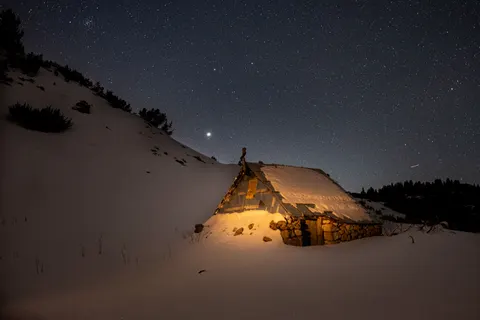 Mountain Cabin 4K Wallpaper · mountains · 3840×2560