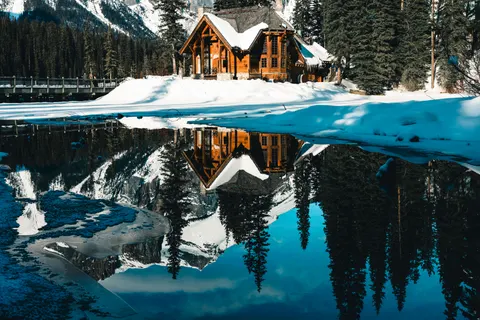 Mountain Cabin 4K Wallpaper · mountains · 3840×2561